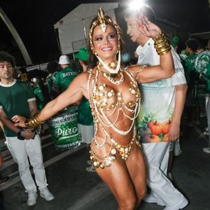 Viviane Araujo ostentou o corpo saradíssimo em uma fantasia mínima e bastante sensual