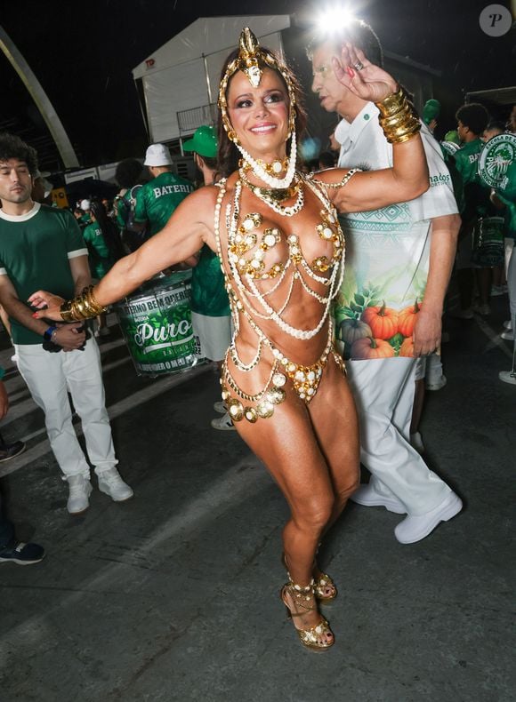 Viviane Araujo ostentou o corpo saradíssimo em uma fantasia mínima e bastante sensual