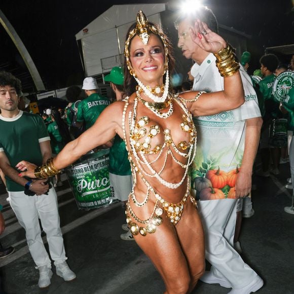 Viviane Araujo ostentou o corpo saradíssimo em uma fantasia mínima e bastante sensual