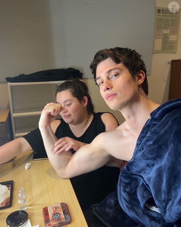 Nicholas Galitzine revelou em entrevista que chegou a fazer uma dieta de 5 mil calorias diárias e musculação 3 horas por dia