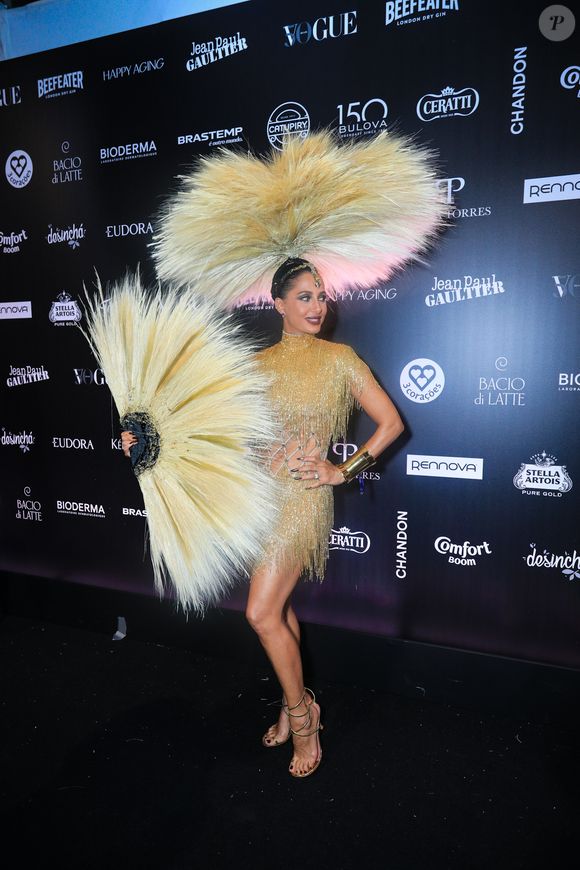 Look ousado de Camila Pitanga no Baile Vogue 2025: com leque diferentão, atriz roubou a cena em fotos