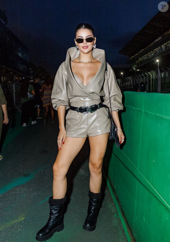Lollapalooza 2026: ex-BBB Eslovênia elegeu o couro pata um conjunto de short micro com jaqueta de couro cropped