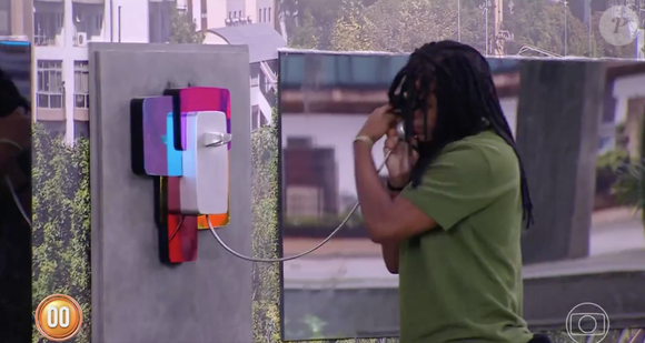 Quem atendeu ao Big Fone foi o ator Diogo, que estava na área externa