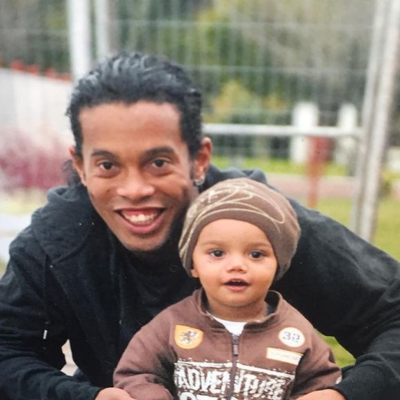 Ronaldinho Gaúcho ao lado do filho, João Mendes