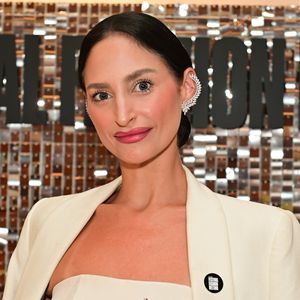 Blazer oversized e jeans wide-leg marcam o visual moderno e equilibrado de Ariela Carasso