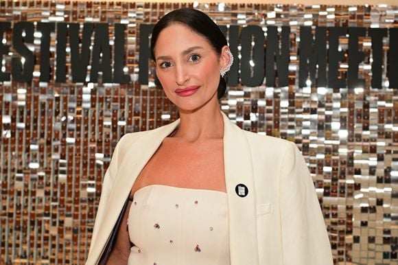 Blazer oversized e jeans wide-leg marcam o visual moderno e equilibrado de Ariela Carasso