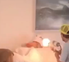 CEO da Hurb corre atrás de Bem com o lança-chamas e chega a acionar o fogo em alguns momentos; em um deles, bem próximo ao rosto do menino