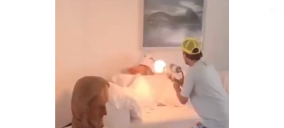 CEO da Hurb corre atrás de Bem com o lança-chamas e chega a acionar o fogo em alguns momentos; em um deles, bem próximo ao rosto do menino