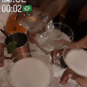 A influenciadora participou de um encontro bastante reservado ao lado de pessoas extremamente próximas do atacante da Seleção Brasileira. O detalhe foi suficiente para incendiar novamente os fãs do antigo casal nas redes sociais.