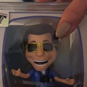 Boneco de Silvio Santos turista foi um dos presentes de Patricia Abravanel para Lívia Andrade