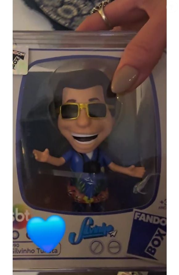 Boneco de Silvio Santos turista foi um dos presentes de Patricia Abravanel para Lívia Andrade