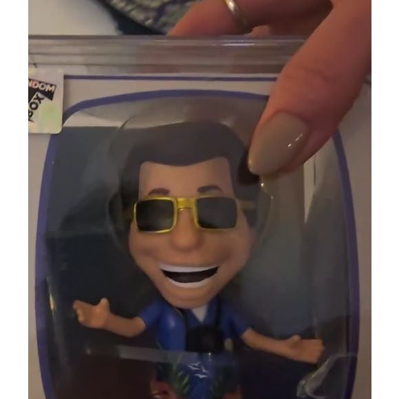 Boneco de Silvio Santos turista foi um dos presentes de Patricia Abravanel para Lívia Andrade