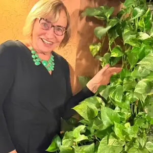 Durante a discussão no Melhor da Tarde, Cris Flores elogiou Eva Michaelichen, mãe de Eliana, e destacou a forma como ela trata as pessoas. "Ela é uma querida, trata todo mundo bem. E a Eliana é muito fruto da educação dela", afirmou a jornalista ao comentar a repercussão do suposto namoro