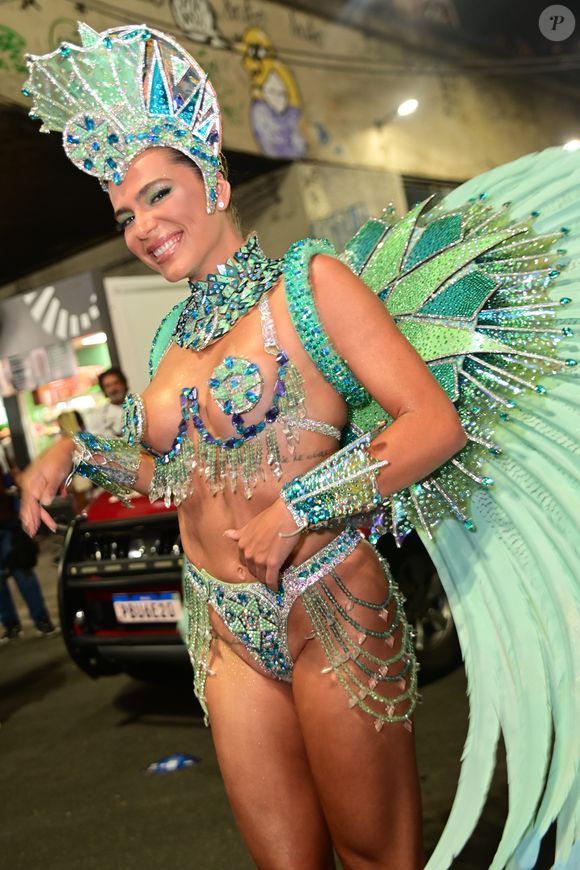 A modelo Mariana Goldfarb surgiu com fantasia repleta de brilho e em tons de verde e azul como musa da Grande Rio