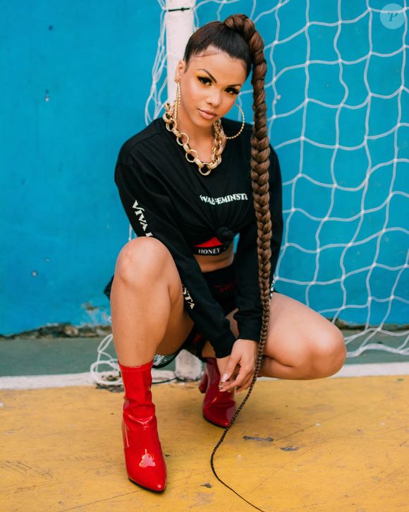 Gabily, de 'A Fazenda 17', usou penteado com trança gigante em rabo de cavalo alto para gravação