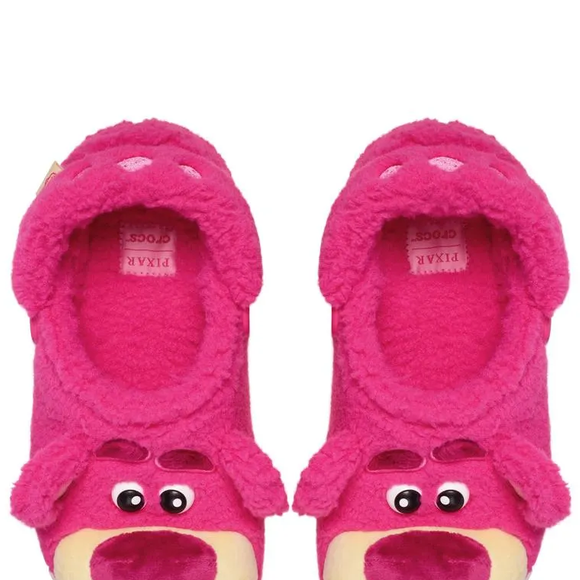 Para quem ficou curioso sobre o modelo escolhido pela eterna Maria Joaquina, de "Carrossel", o calçado ainda estava disponível no site da Crocs Brasil até o fechamento desta matéria