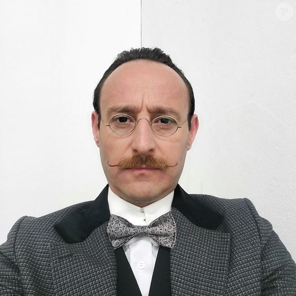 Bem diferente na atualidade, Onur vive mudando sua aparência para representar personagens na TV turca