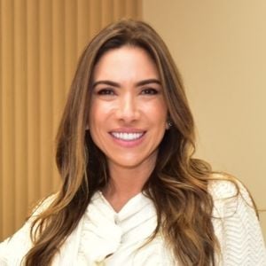 Patrícia Abravanel apresenta o programa que segue levando o nome do pai, Silvio Santos, dois anos após sua morte