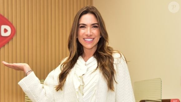 Patrícia Abravanel apresenta o programa que segue levando o nome do pai, Silvio Santos, dois anos após sua morte