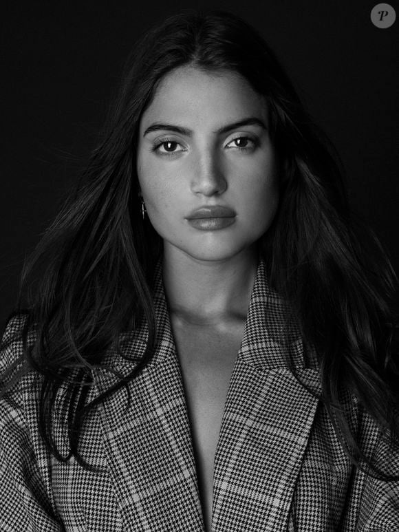 Nascida em Santos e atualmente morando em Nova Iorque, Rafaella Consentino soma em seu currículo trabalhos para marcas de prestígio mundial, como Ralph Lauren e Victoria's Secret. Agora, a modelo amplia ainda mais sua visibilidade ao lado de Jung Kook