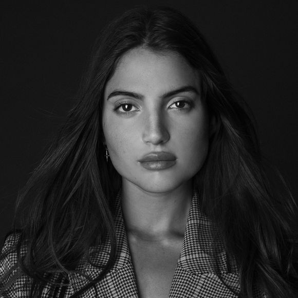 Nascida em Santos e atualmente morando em Nova Iorque, Rafaella Consentino soma em seu currículo trabalhos para marcas de prestígio mundial, como Ralph Lauren e Victoria's Secret. Agora, a modelo amplia ainda mais sua visibilidade ao lado de Jung Kook