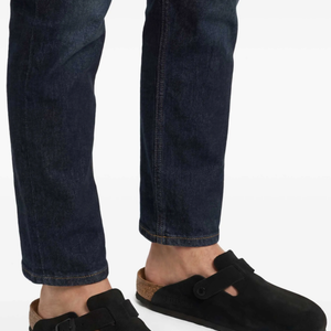 Ícone da Birkenstock, a Mule Boston em camurça continua entre os clogs mais desejados da temporada e aposta no conforto sem abrir mão da elegância