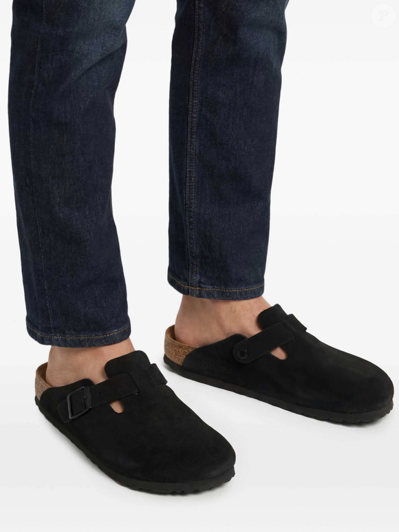 Ícone da Birkenstock, a Mule Boston em camurça continua entre os clogs mais desejados da temporada e aposta no conforto sem abrir mão da elegância