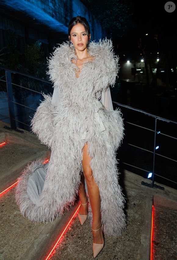 Vestido de Bruna Marquezine para evento beneficente em museu de São Paulo reunia plumas, cauda e fenda
