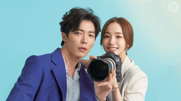 'Her Private Life': Sung Deok-Mi, curadora de arte, esconde sua obsessão por um grupo de K-pop até que Ryan Gold, seu novo chefe, ameaça expor sua vida secreta