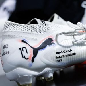 Para o jogo contra a Desportiva Ferroviária (ES) nesta quinta-feira (10), Neymar apostou em uma chuteira personalizada com o nome dos filhos, e acrescentou o de Mel, 2ª filha com Bruna Biancardi.