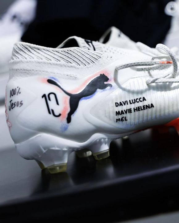 Para o jogo contra a Desportiva Ferroviária (ES) nesta quinta-feira (10), Neymar apostou em uma chuteira personalizada com o nome dos filhos, e acrescentou o de Mel, 2ª filha com Bruna Biancardi.
