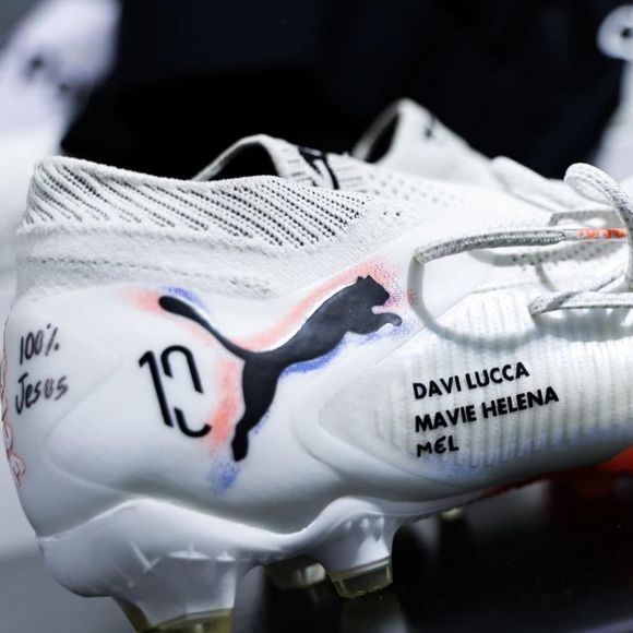 Para o jogo contra a Desportiva Ferroviária (ES) nesta quinta-feira (10), Neymar apostou em uma chuteira personalizada com o nome dos filhos, e acrescentou o de Mel, 2ª filha com Bruna Biancardi.