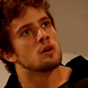 Um ano depois, em 2019, Rafael Cardoso fez a série 'Cinquentinha' e ainda tinha o cabelo cacheado