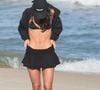 De casaco leve, Bruna Marquezine protegeu-se do vento na praia