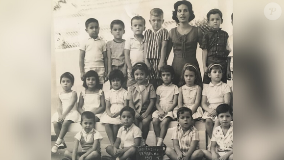 Essa foto escolar comum mostra a infância de dois ícones que tomaram porre com outro artista lendário aos 11 anos. Reconhece?