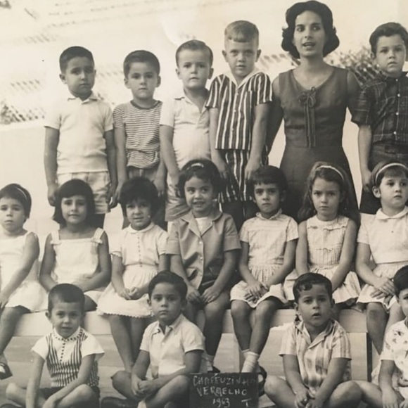 Essa foto escolar comum mostra a infância de dois ícones que tomaram porre com outro artista lendário aos 11 anos. Reconhece?