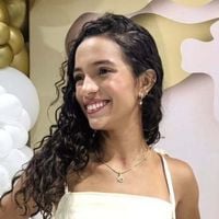 Vestido brilhante com fenda alta e bolo de 4 andares: Rayssa Leal comemora 18 anos com festa luxuosa; skatista é dona de fortuna milionária