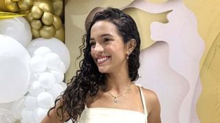 Vestido brilhante com fenda alta e bolo de 4 andares: Rayssa Leal comemora 18 anos com festa luxuosa; skatista é dona de fortuna milionária