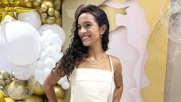 Aniversário de Rayssa Leal: skatista comemora 18 anos de vestido brilhante com fenda alta e bolo de 4 andares