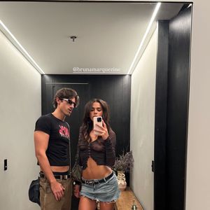 Bruna Marquezine usou uma blusa transparente e uma microssaia no evento