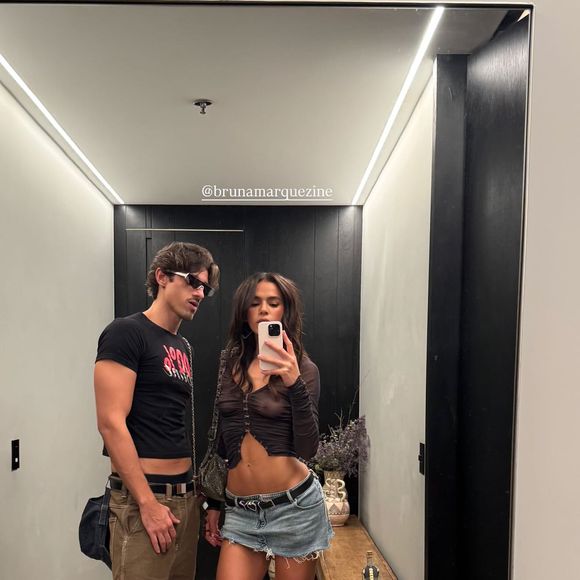 Bruna Marquezine usou uma blusa transparente e uma microssaia no evento