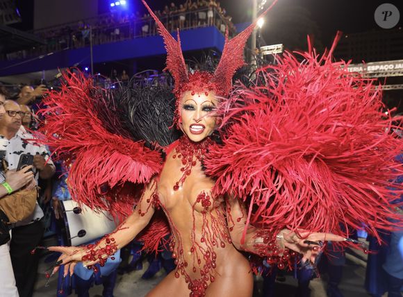 Fantasia de Sabrina Sato na Vila Isabel tem bastante transparência