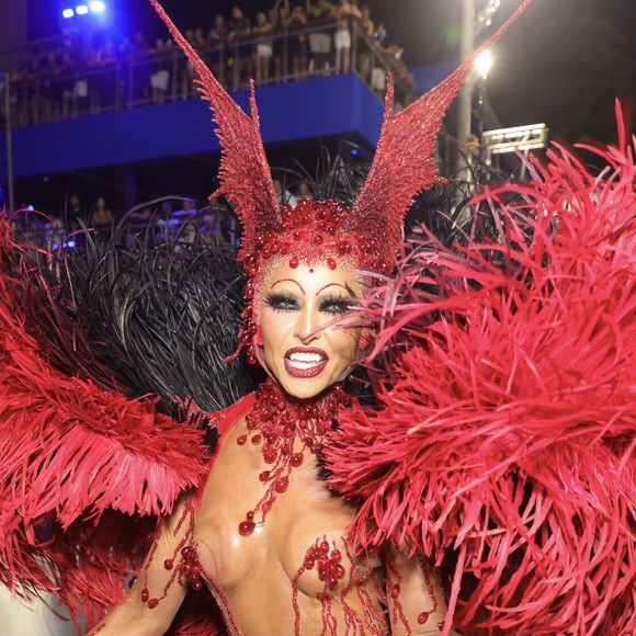 Fantasia de Sabrina Sato na Vila Isabel tem bastante transparência