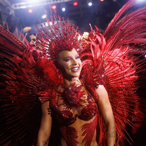 Virgínia Fonseca fez sua aguardada estreia como rainha de bateria