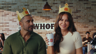 'Enquanto umas choram pelo ex...': Paolla Oliveira e Diogo Nogueira surgem juntos de novo em ação inédita; Coca-Cola e Burguer King reúnem ex-casal e vídeo agita famosos