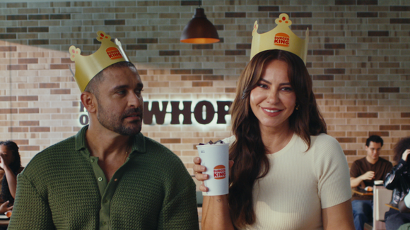 'Enquanto umas choram pelo ex...': Paolla Oliveira e Diogo Nogueira surgem juntos de novo em ação inédita; Coca-Cola e Burguer King reúnem ex-casal e vídeo agita famosos