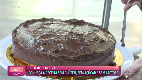 O último passo é adicionar o chocolate também na parte de fora do bolo de cenoura, cobrindo com algumas raspas