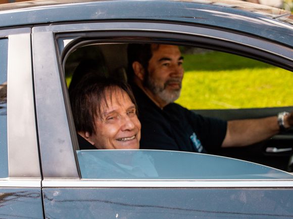 Roberto Carlos deixou o local no banco do carona