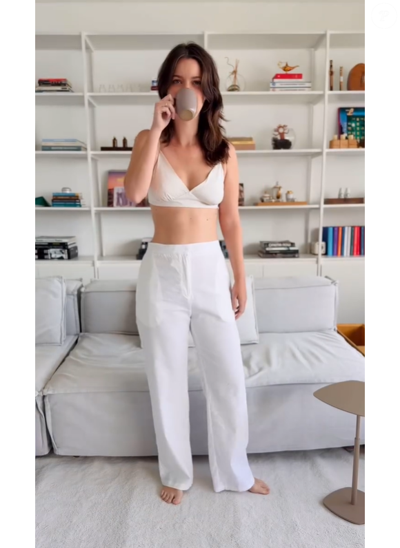 Chão de taco, sofá off-white, paredes claras e decoração sem excessos. Longe dos mistérios vividos por Francesca na novela, Nathalia Dill aposta em um apartamento iluminado e aconchegante, que reflete um estilo de vida marcado pela simplicidade sofisticada