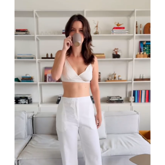 Chão de taco, sofá off-white, paredes claras e decoração sem excessos. Longe dos mistérios vividos por Francesca na novela, Nathalia Dill aposta em um apartamento iluminado e aconchegante, que reflete um estilo de vida marcado pela simplicidade sofisticada